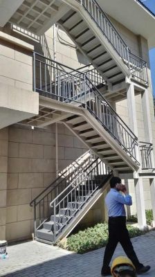 室外楼梯侧边镂空处怎么封闭？楼梯侧面设计图