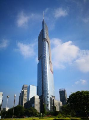 南京紫峰大厦外形是什么颜色？南京紫峰大厦设计者