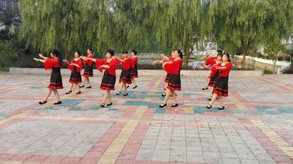 拍户外广场舞支架高度和距离？室外广场设计说明