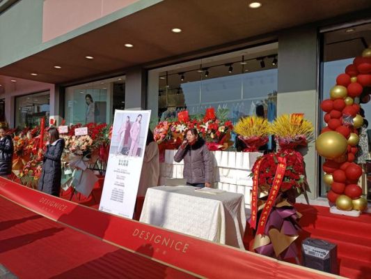 服装店开业横幅？服装店的店门设计效果图