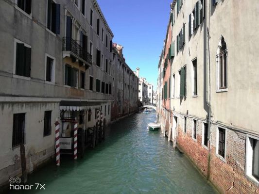 威尼斯水城的建筑是如何建成的?在水上如何建房子？水中建房设计图