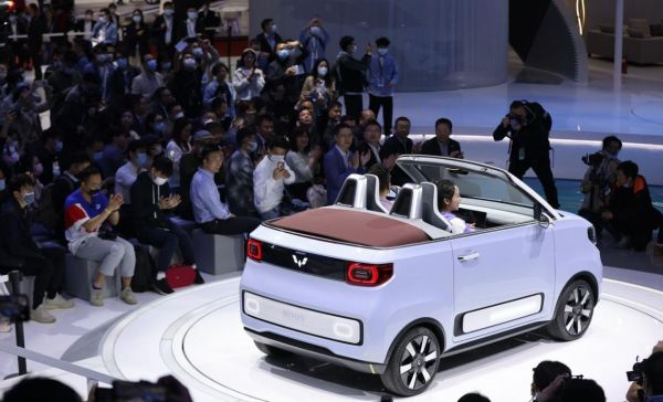 五菱宏光miniev敞篷两边有玻璃吗？mini车展台设计理念