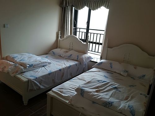 和在一起没多久的男朋友出去玩，定一间房还是两间房？房间设计放两张床