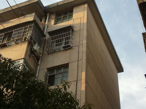 为什么刚做好的房子窗户下边都有竖的裂痕？房屋窗台设计图片外观