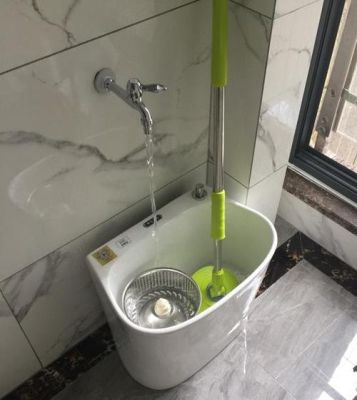 卫生间比较小，安座便器，想安个拖把池，便于倒脏水，洗拖布，不知道有必要安装不，同时淋浴器安装在什么？卫生间洗拖把池位置怎么设计