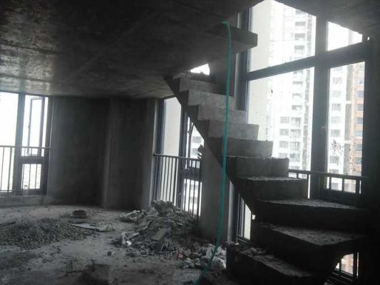 在复式楼顶层现浇楼板属于违建吗？顶层复式阳台设计