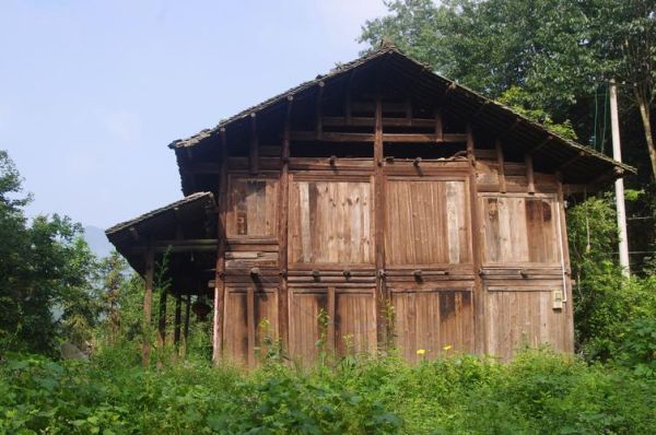怎么样在砖房上建木头房？（以前的木房怎么设计好）
