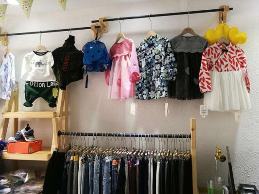 童装店，要摆设点什么能吸引孩子，让大人可以专心选衣服？（童装店摆设设计图）