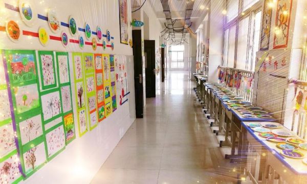 小学教学楼走廊装饰画用什么画好？（小学走廊照片设计图片）