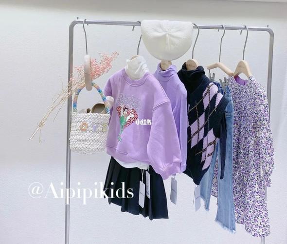 服装店怎么陈列各种色系的衣服？（紫色服装店设计）