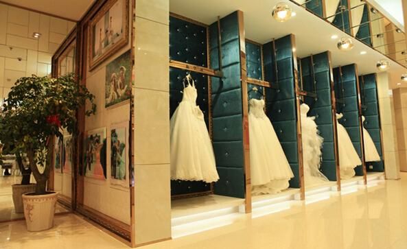 在县城投资三十万开家中型婚纱影楼一年可以赚多少钱？（30平婚纱店装修设计图）