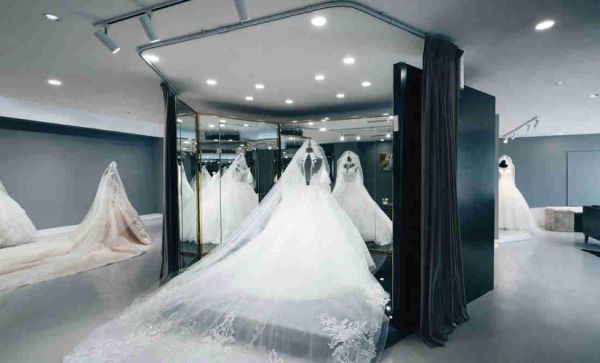 在县城投资三十万开家中型婚纱影楼一年可以赚多少钱？（30平婚纱店装修设计图）