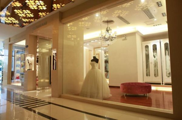 在县城投资三十万开家中型婚纱影楼一年可以赚多少钱？（30平婚纱店装修设计图）