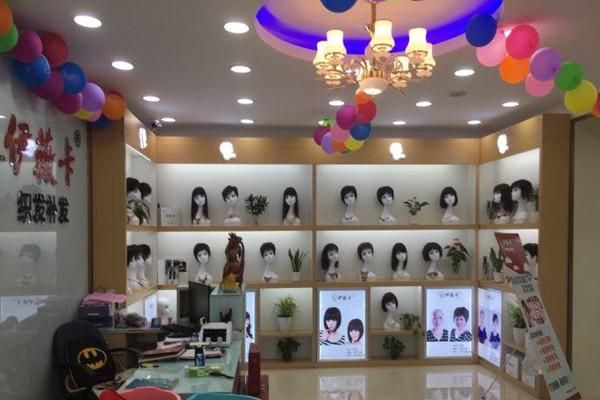 想开一个假发的店，山东淄博的，请教应该注意什么事项，包括店面的设计布置，假发的货源等等。谢谢？（店铺设计和装修需要注意什么）